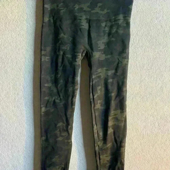 SPANX Look At Me Now Leggings Shaping Support Green Camo Seamless Leggings M - Picture 8 of 9